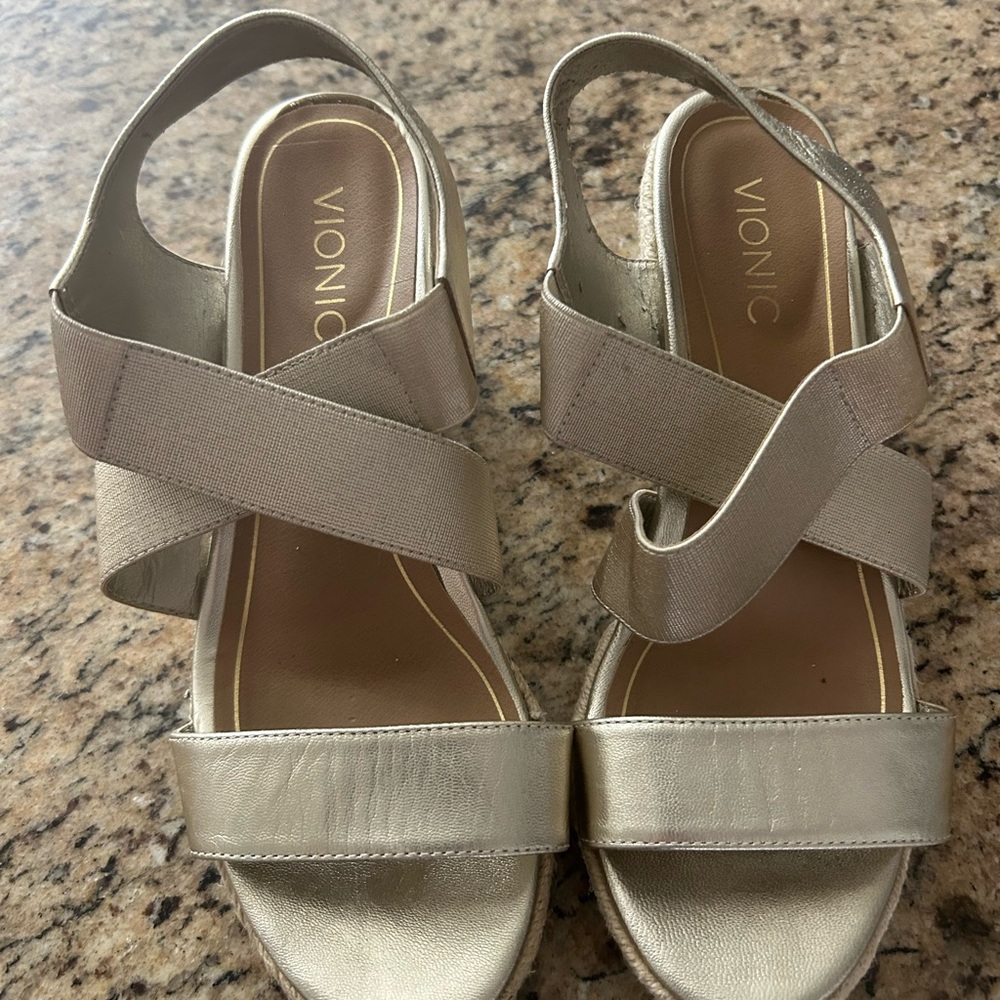 Vionic Women's Metallic Gold Ainsleigh Wedge Espadrille Sandals Sz 9